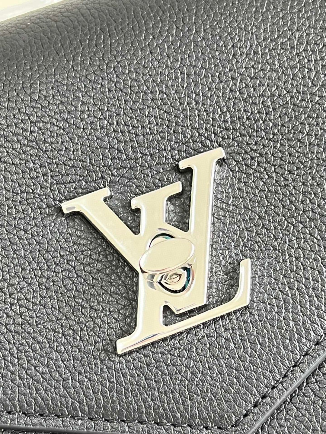 l**is V*t*n mylockme chain bag