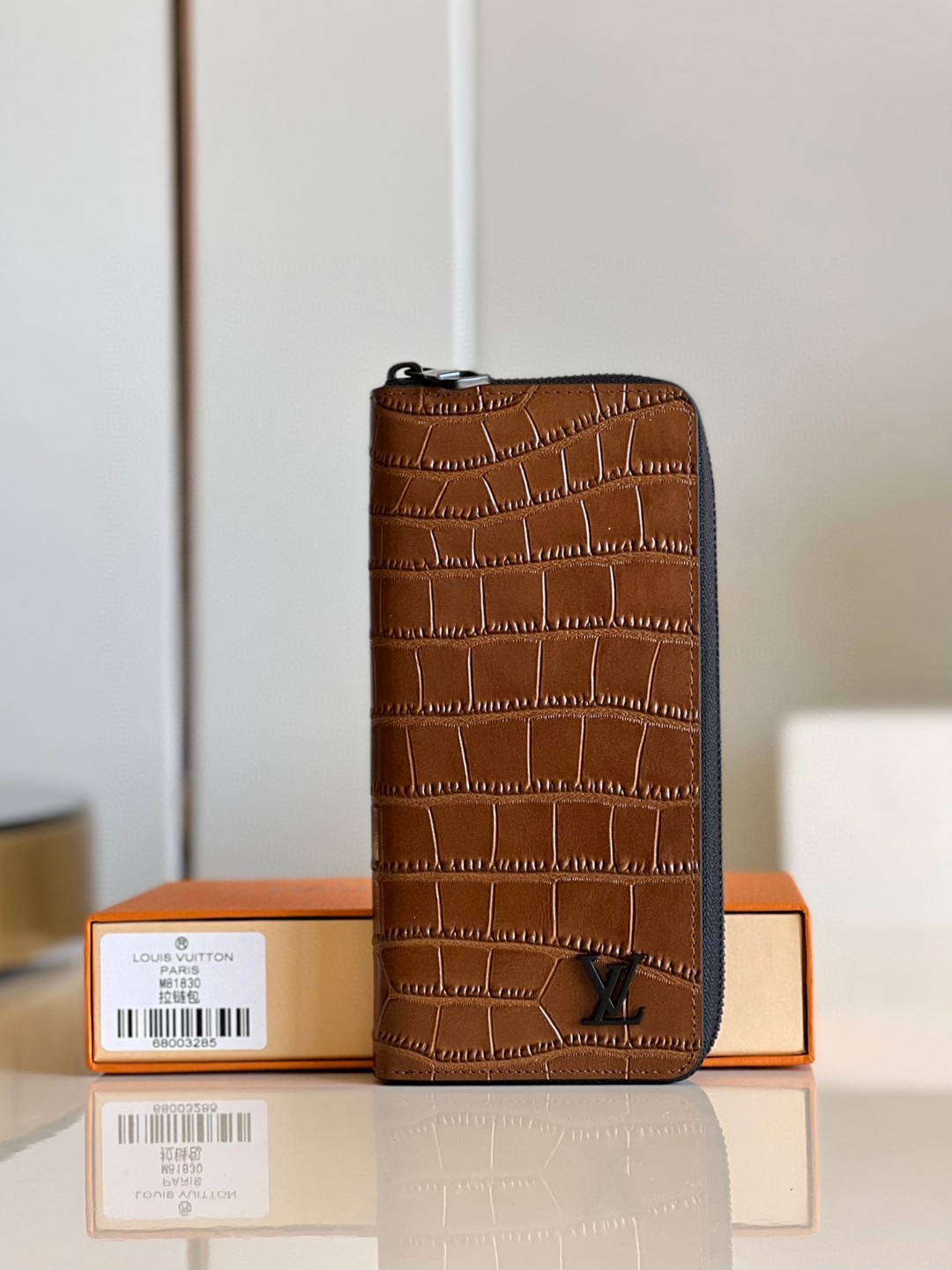 l**is V*t*n book chain wallet