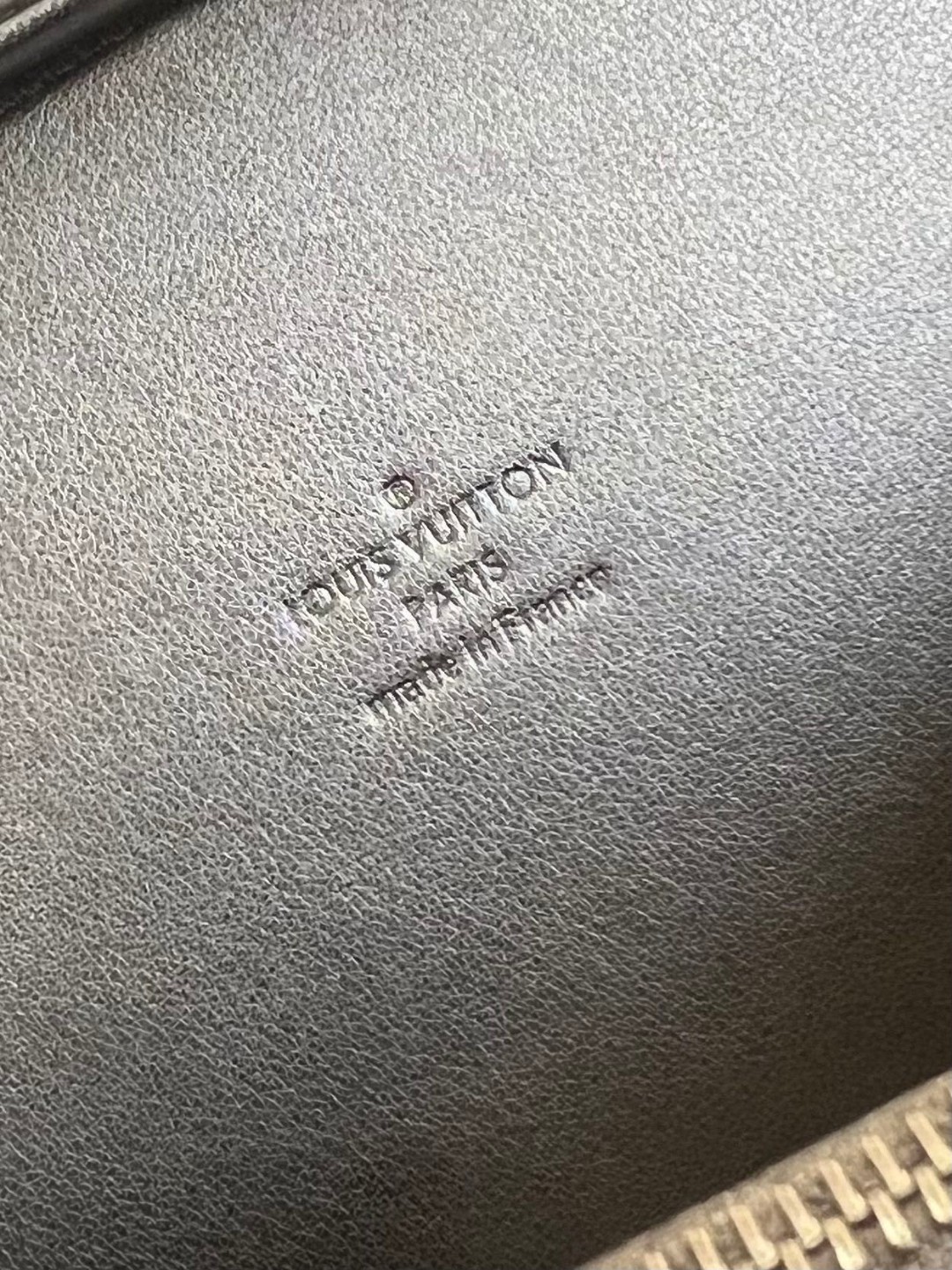 l**is V*t*n clutch box