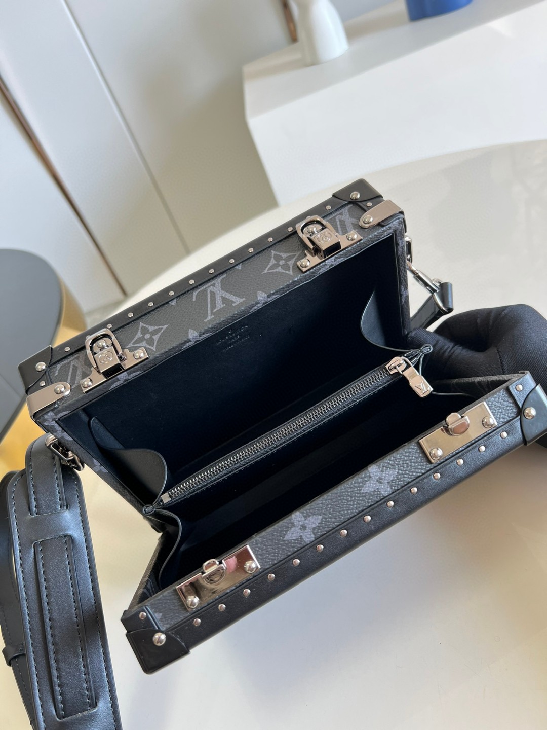 l**is V*t*n clutch box