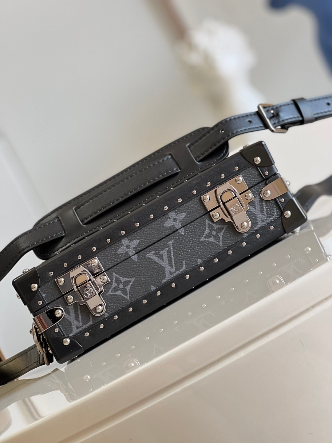 l**is V*t*n clutch box