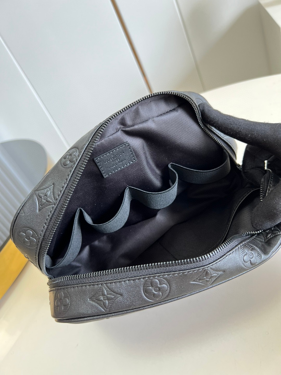 l**is V*t*n trousse toilette