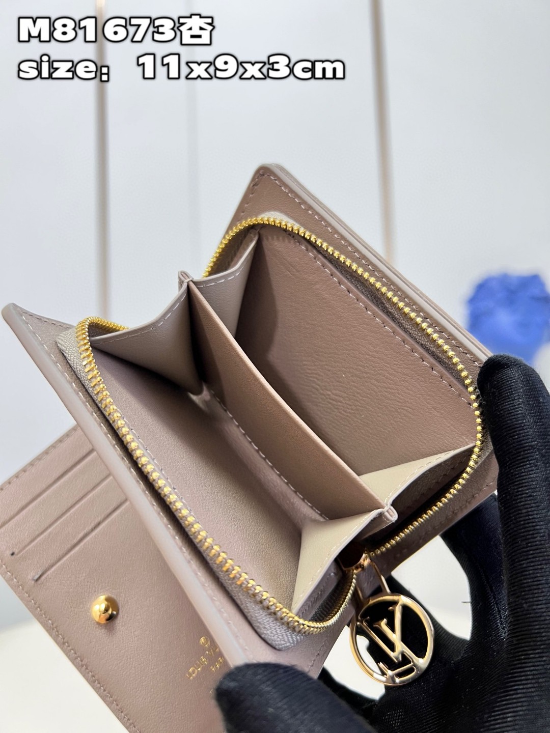 l**is V*t*n lou coussin wallet