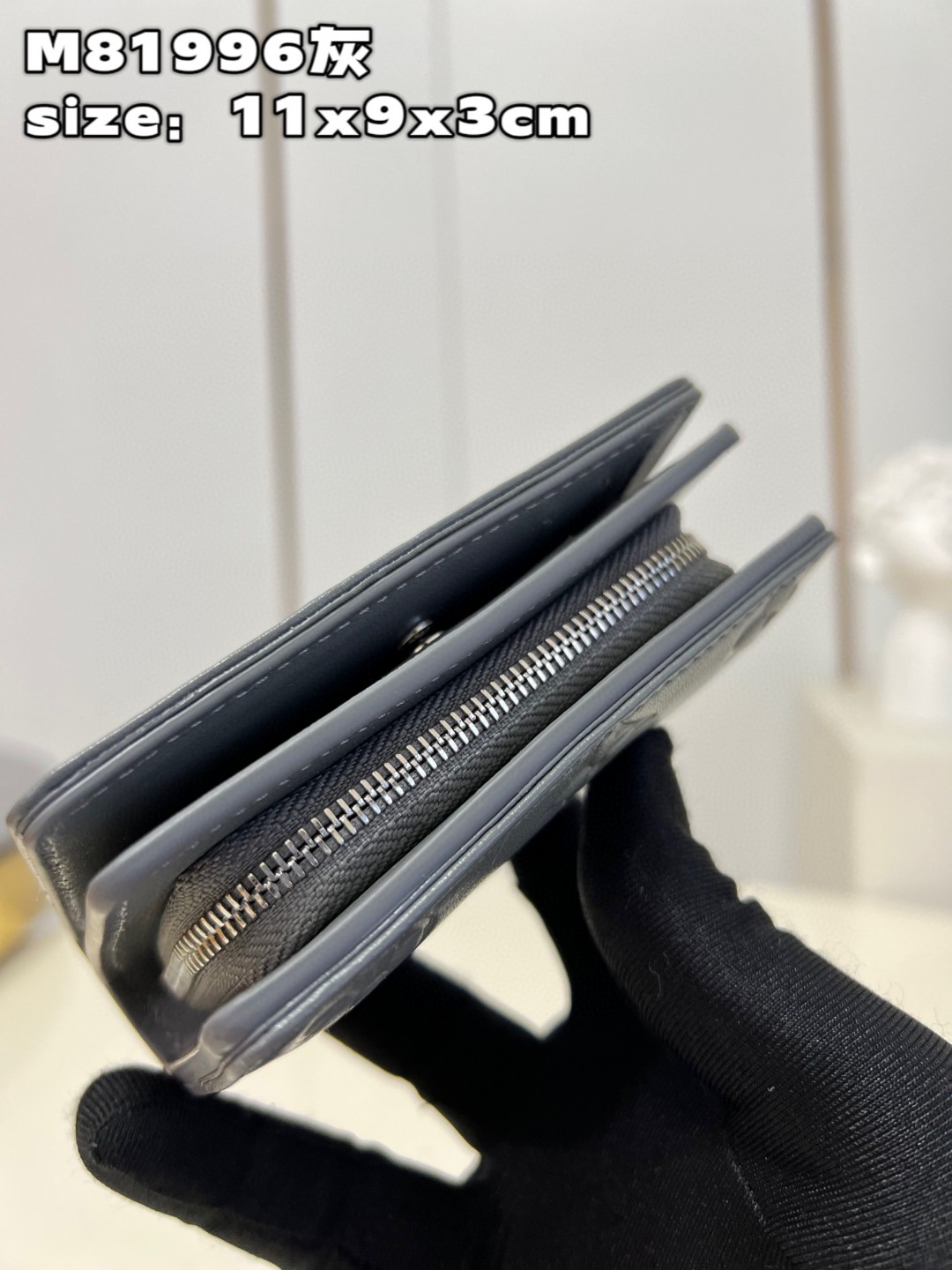 l**is V*t*n lou coussin wallet