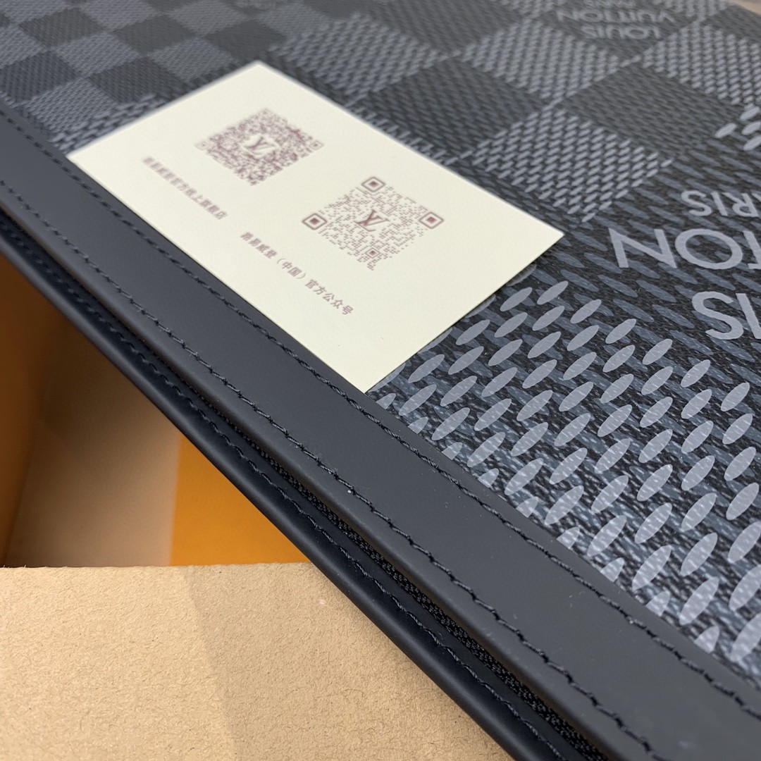 l**is V*t*n long wallet
