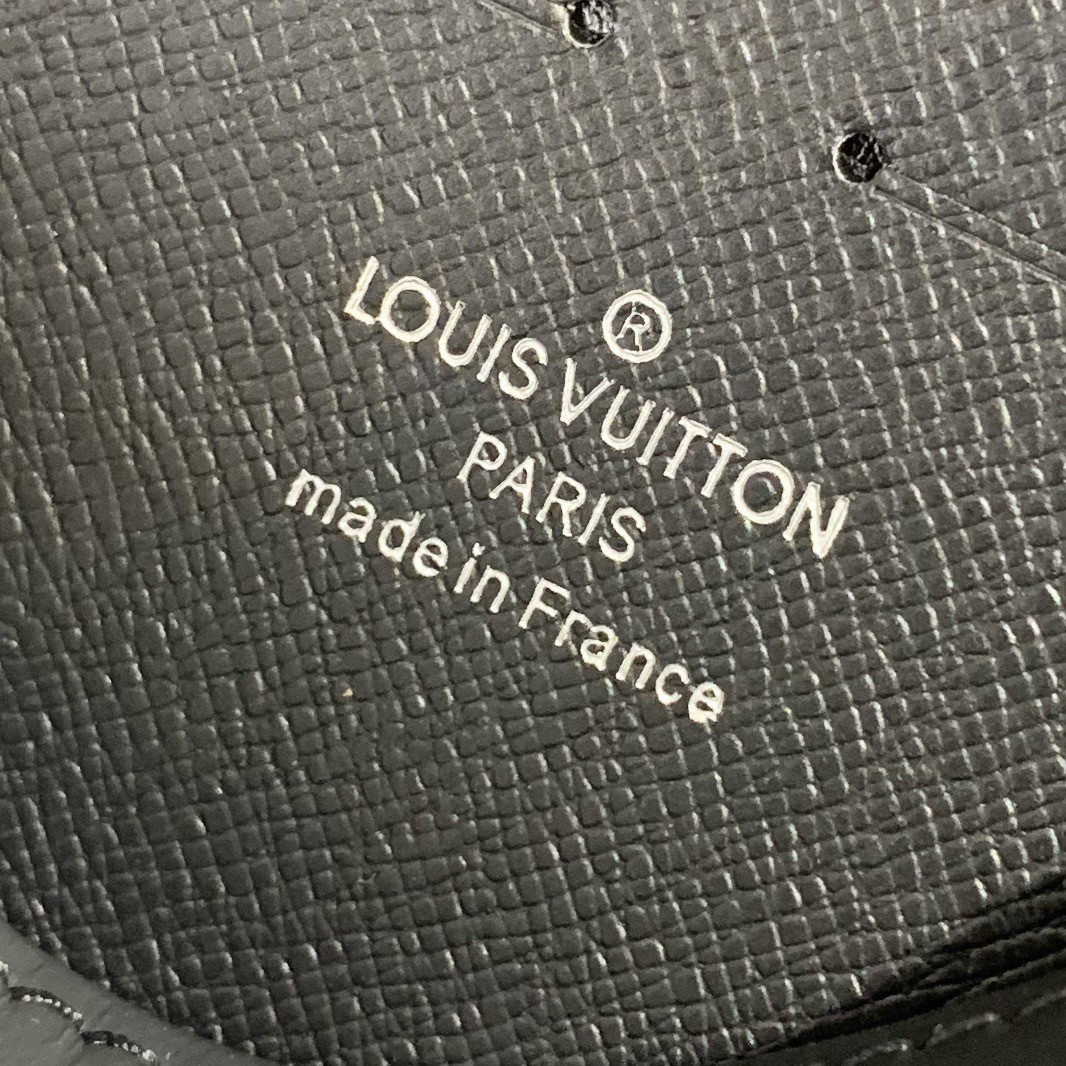 l**is V*t*n long wallet