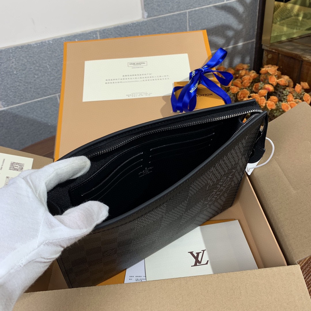 l**is V*t*n long wallet