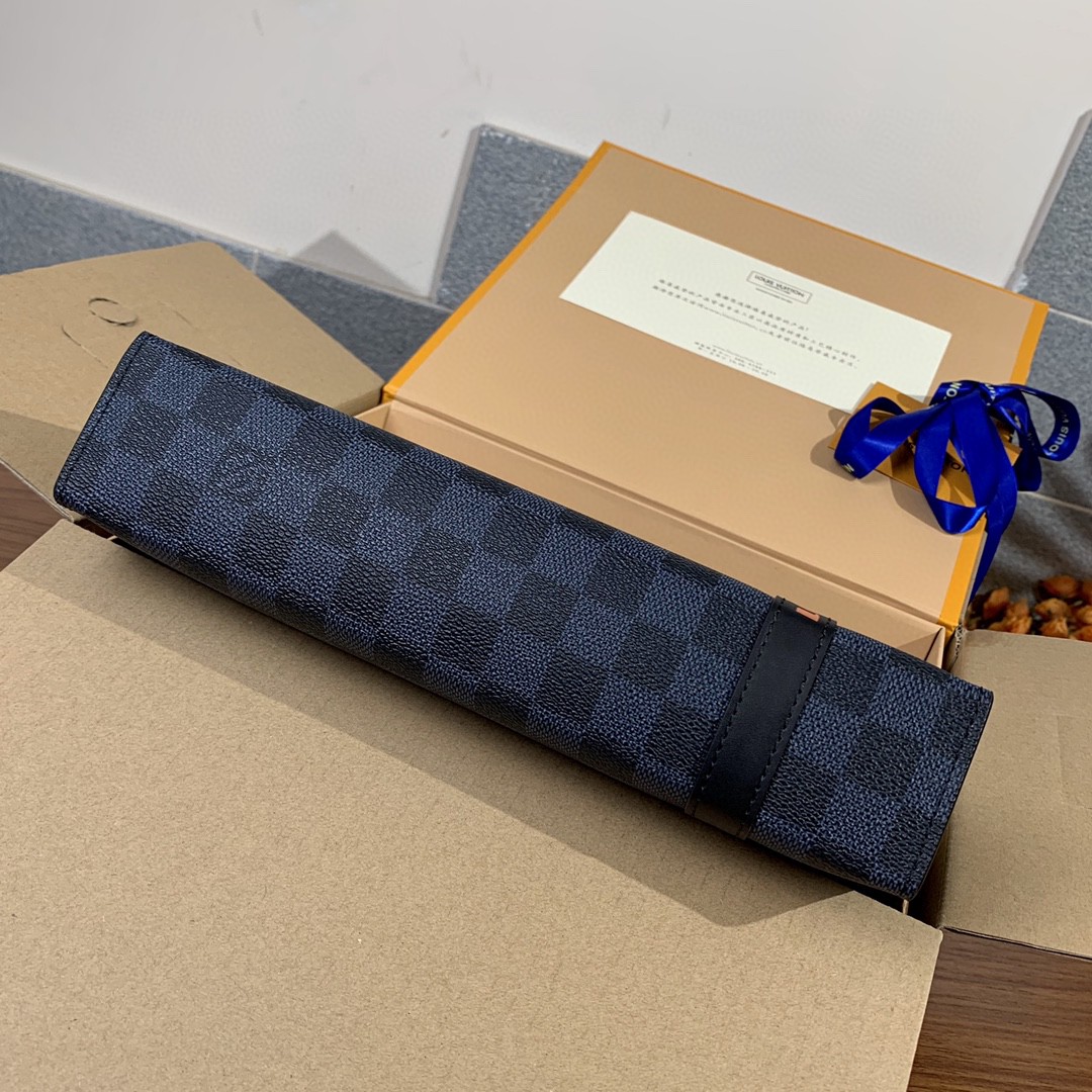 l**is V*t*n zippy long wallet