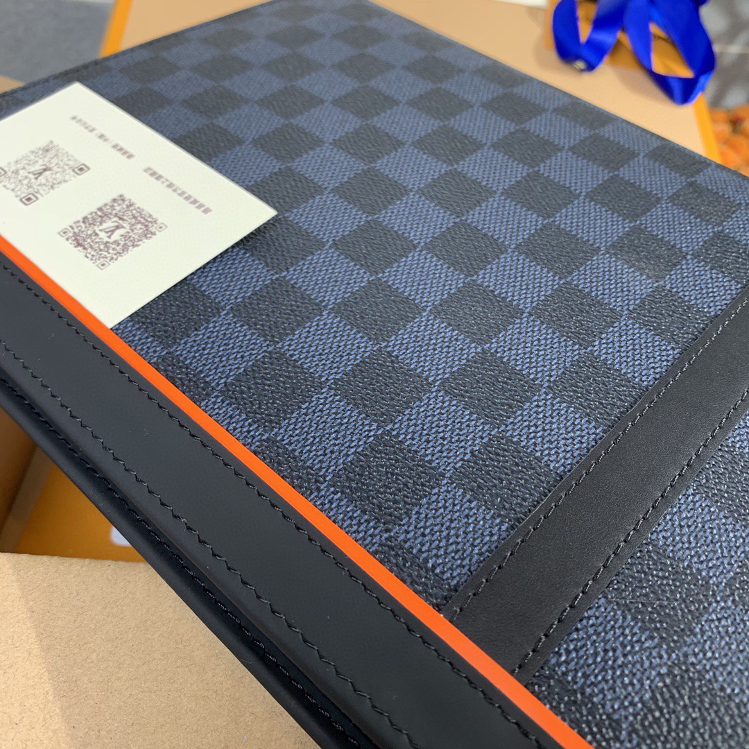 l**is V*t*n zippy long wallet