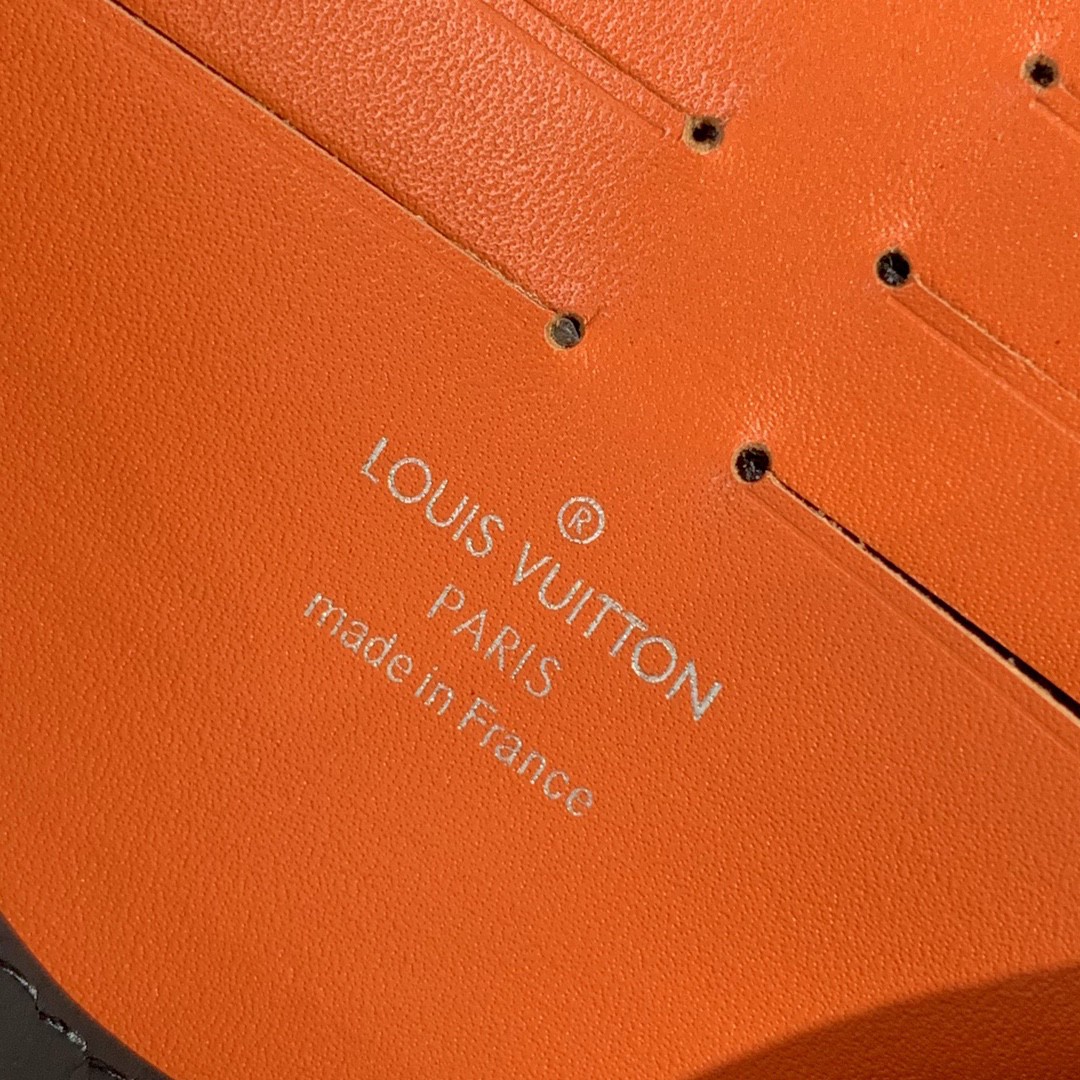 l**is V*t*n zippy long wallet