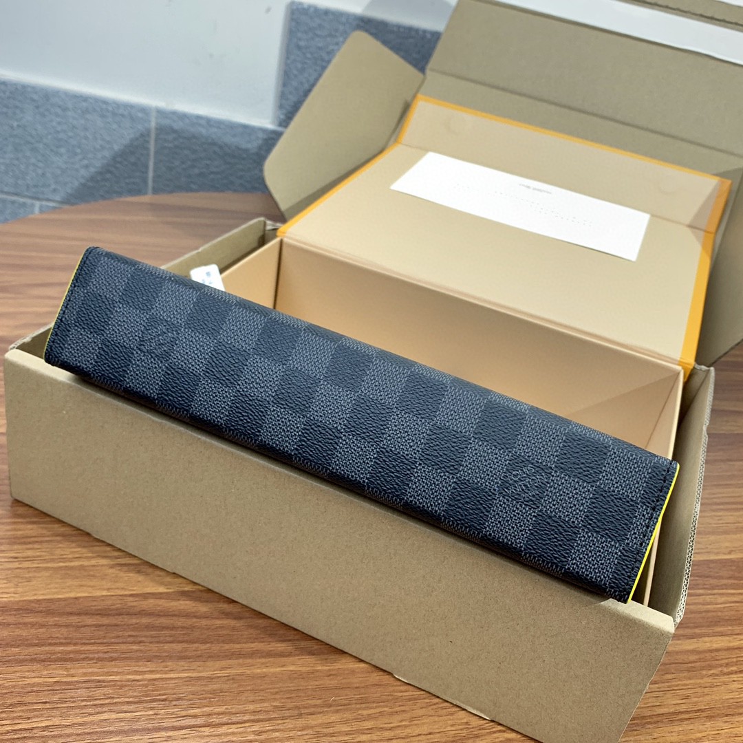 l**is V*t*n zippy wallet