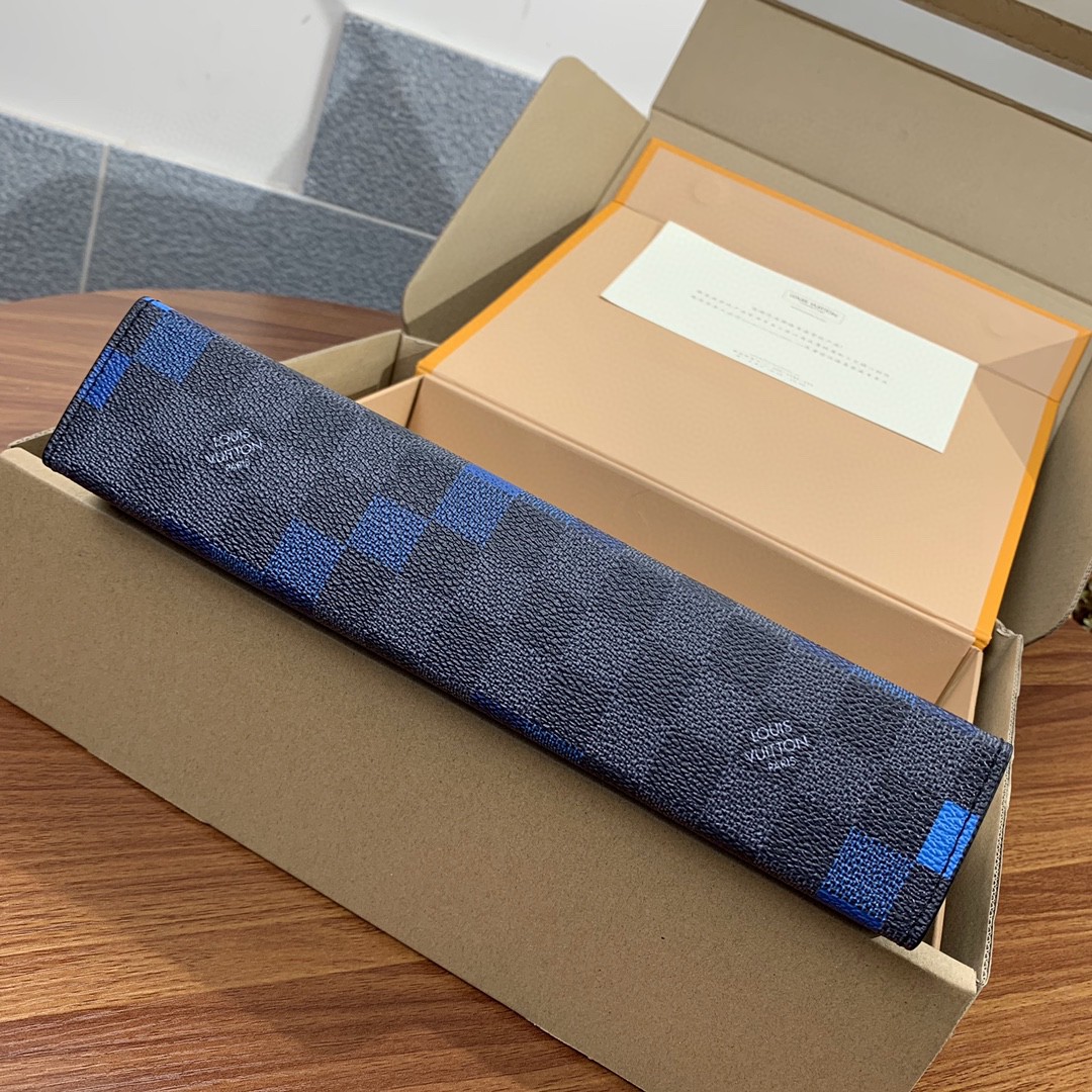 l**is V*t*n clémence long bifold wallet