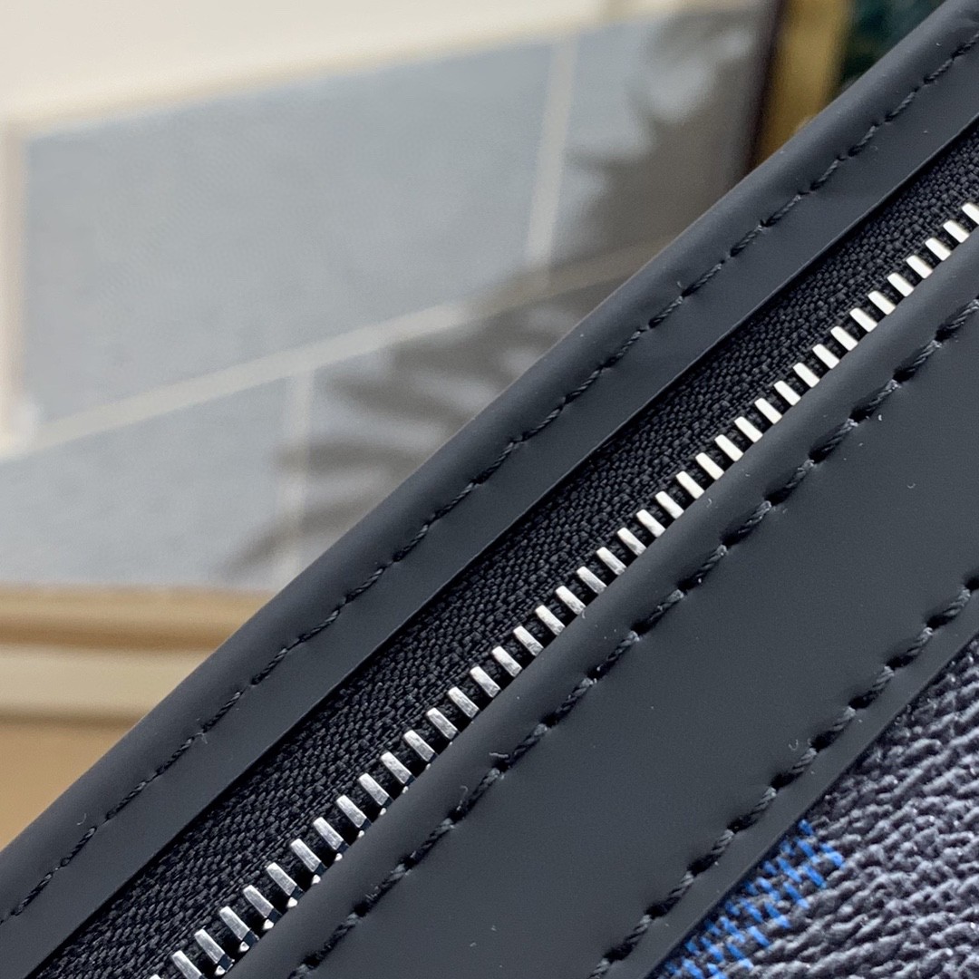 l**is V*t*n clémence long bifold wallet