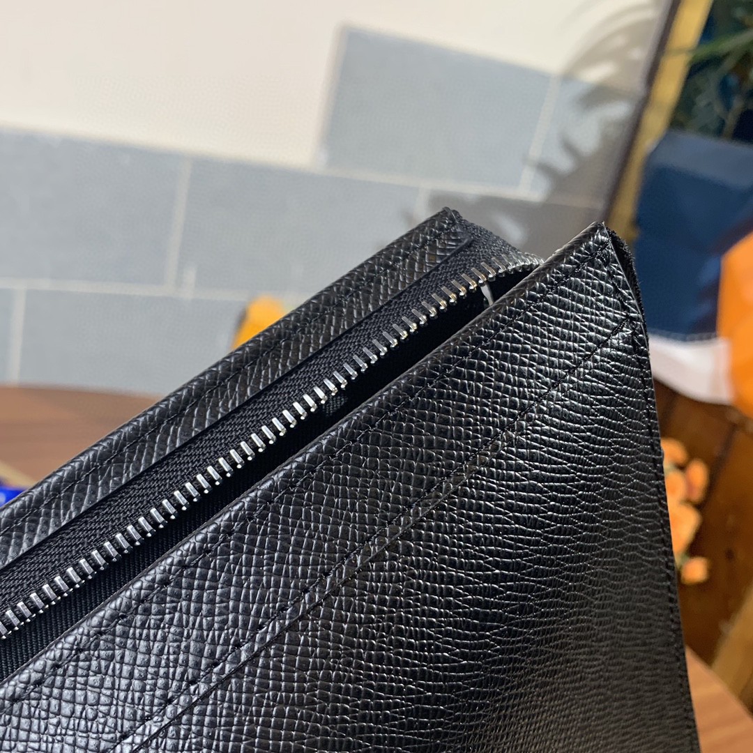 l**is V*t*n second bag clutch