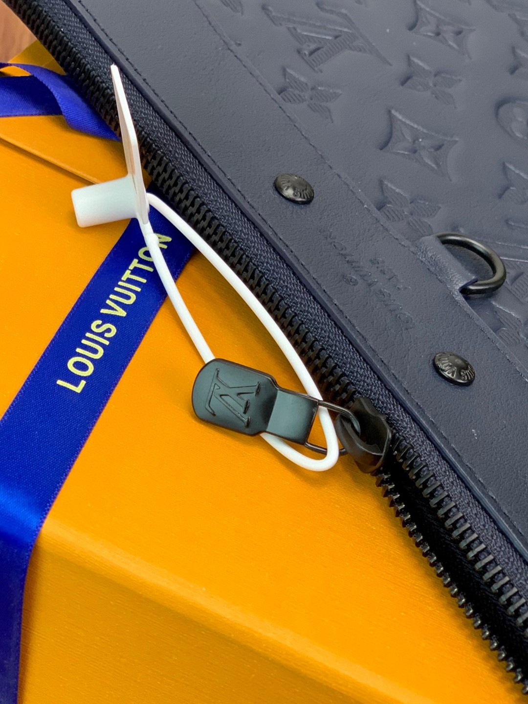 l**is V*t*n discovery pochette