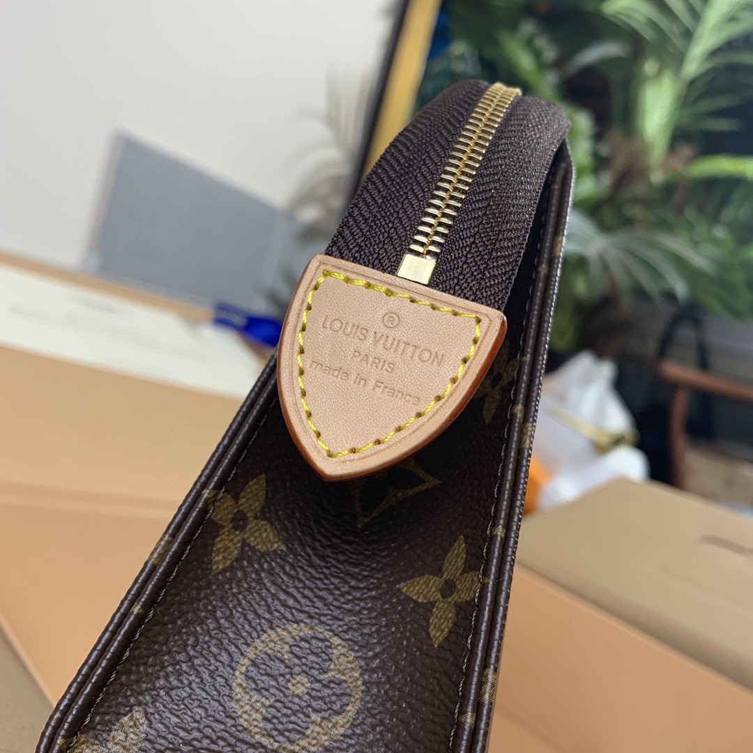 l**is V*t*n toiletry pouch