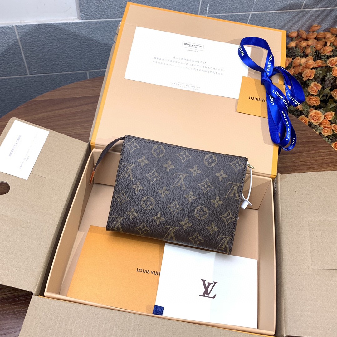 l**is V*t*n toiletry pouch