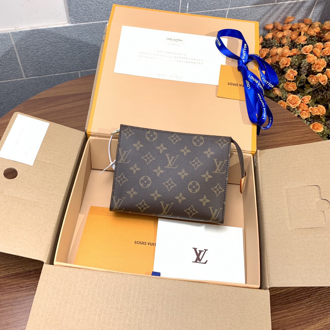 l**is V*t*n toiletry pouch