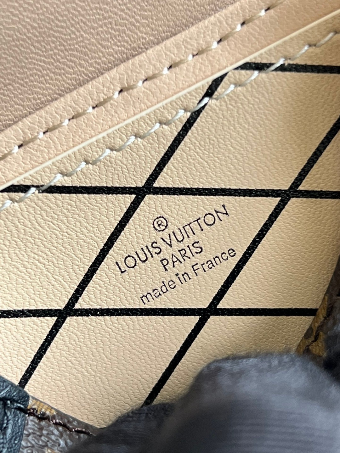 l**is V*t*n monogram essential trunk