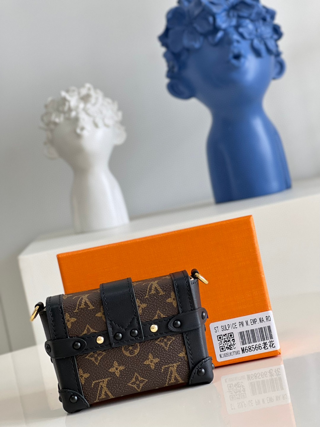 l**is V*t*n monogram essential trunk