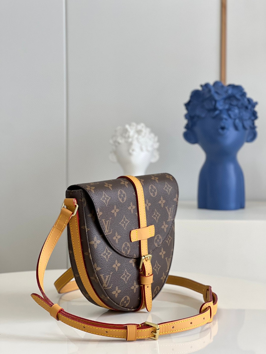 l**is V*t*n monogram chantilly