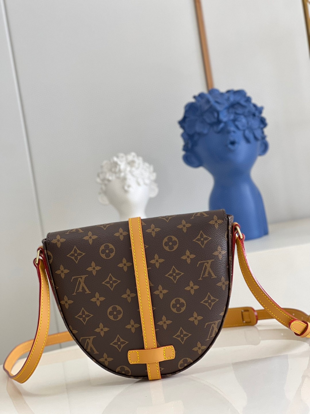 l**is V*t*n monogram chantilly