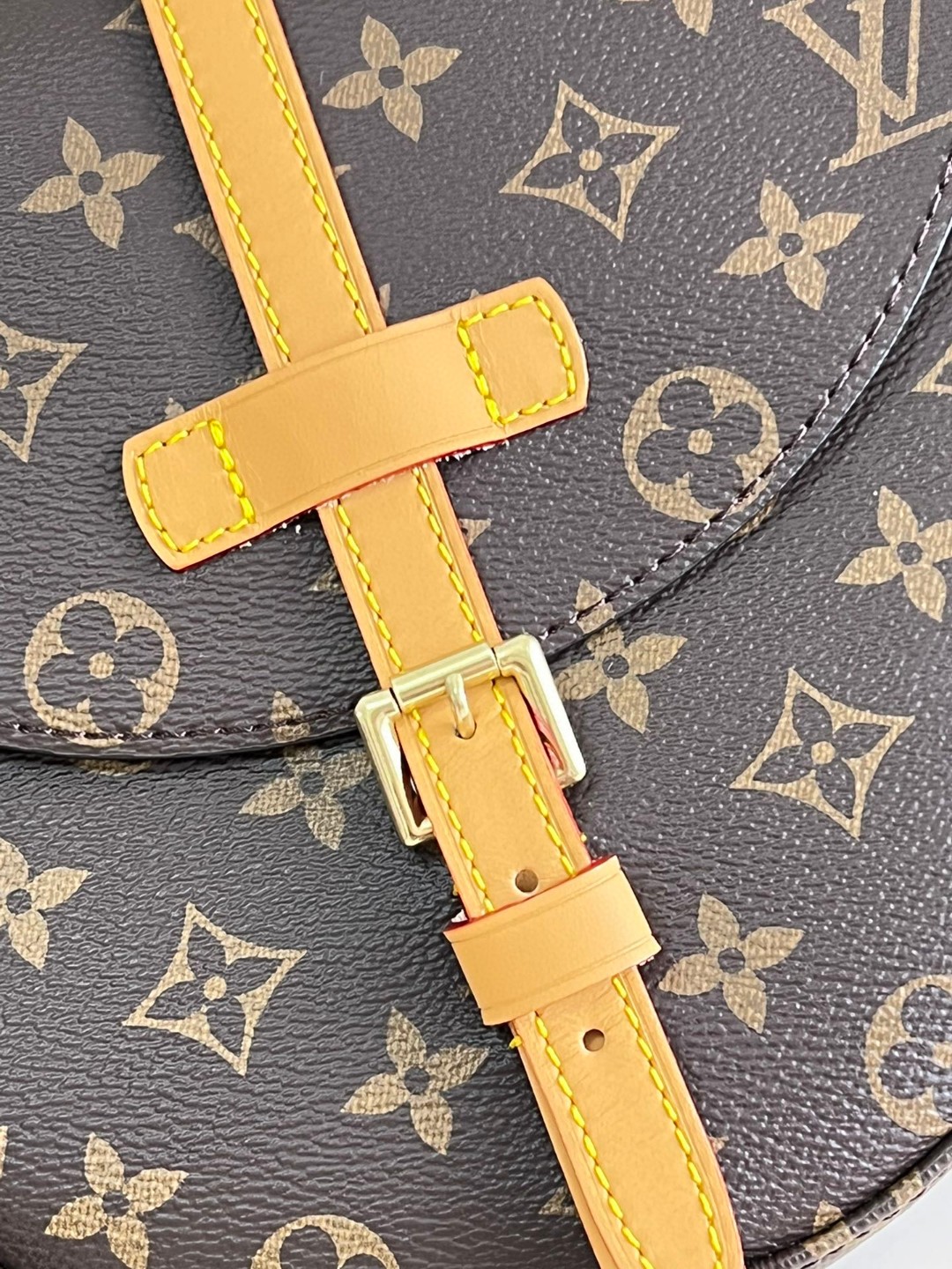 l**is V*t*n monogram chantilly