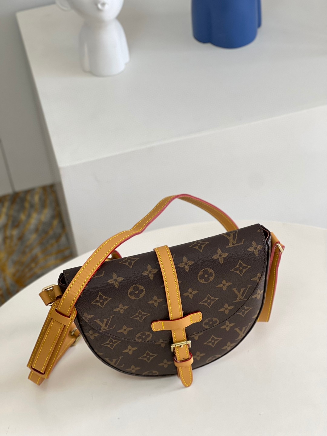 l**is V*t*n monogram chantilly