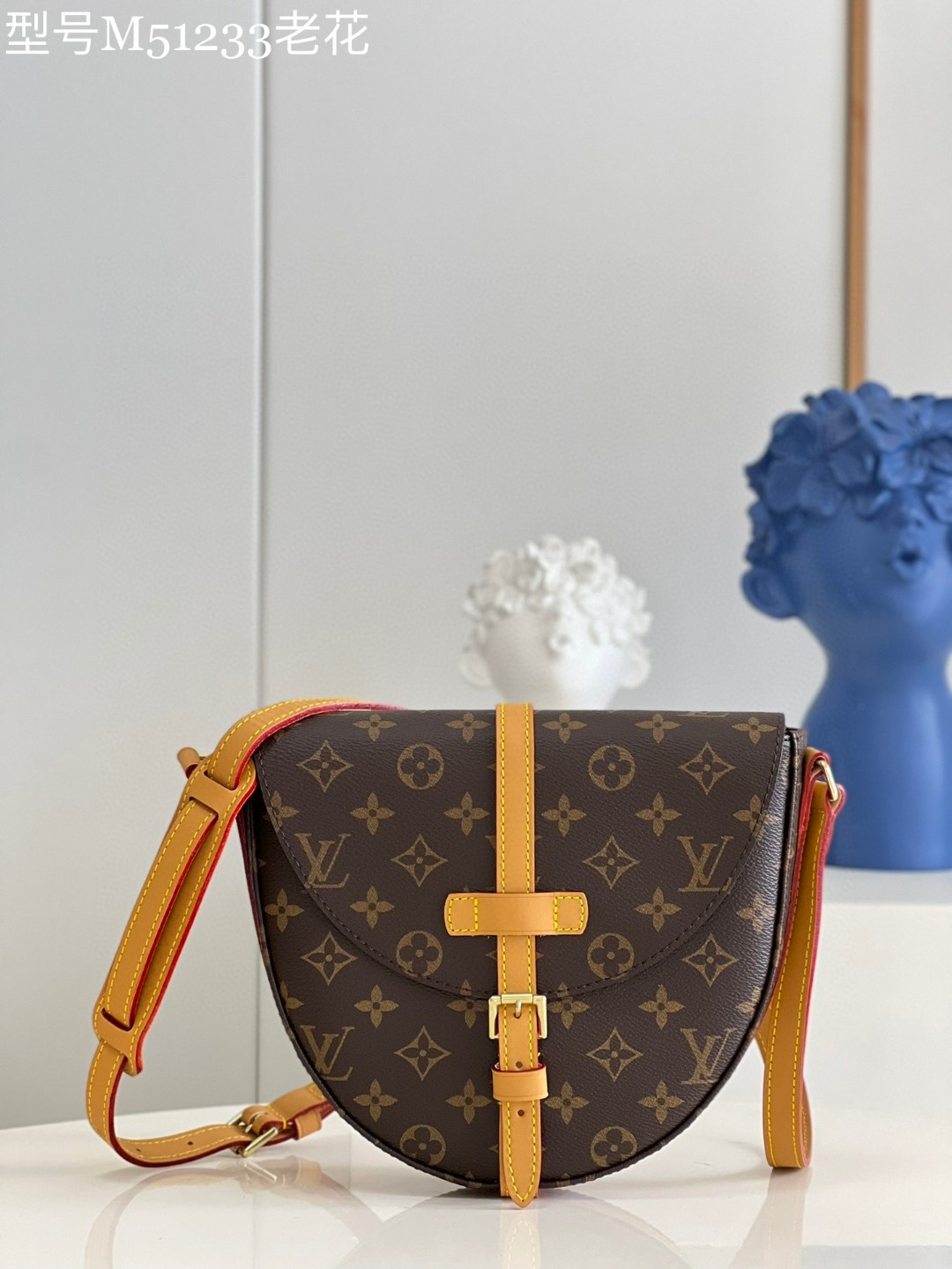 l**is V*t*n monogram chantilly