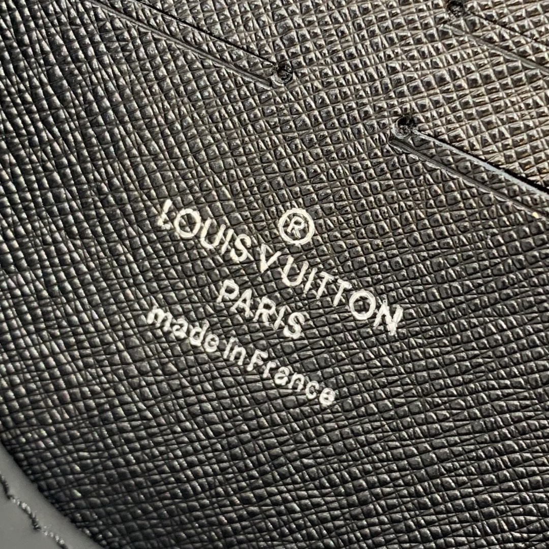 l**is V*t*n clutch bag