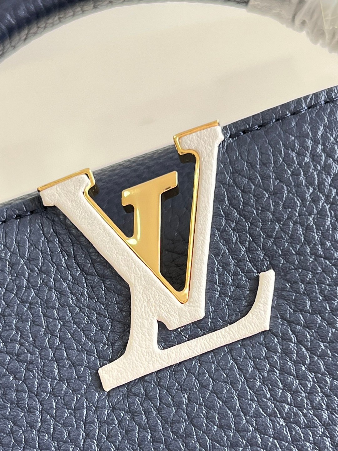l**is V*t*n capucines mini