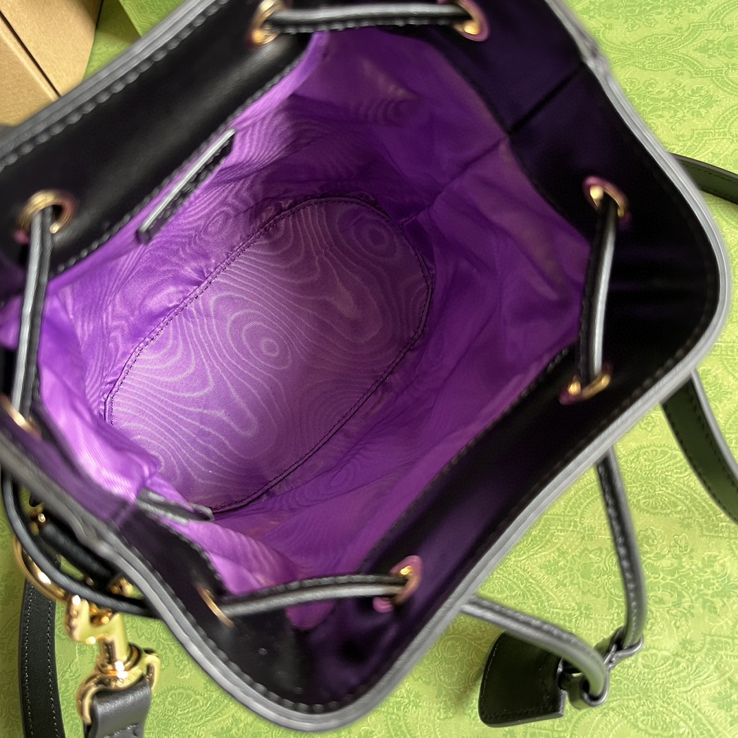 G*u*i gg matelassé bucket bag