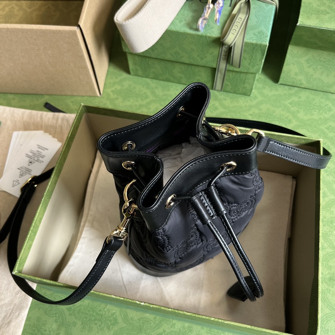 G*u*i gg matelassé bucket bag