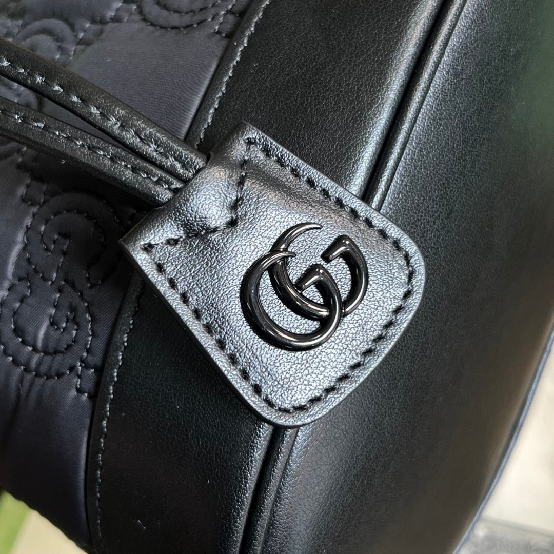 G*u*i gg matelassé bucket bag