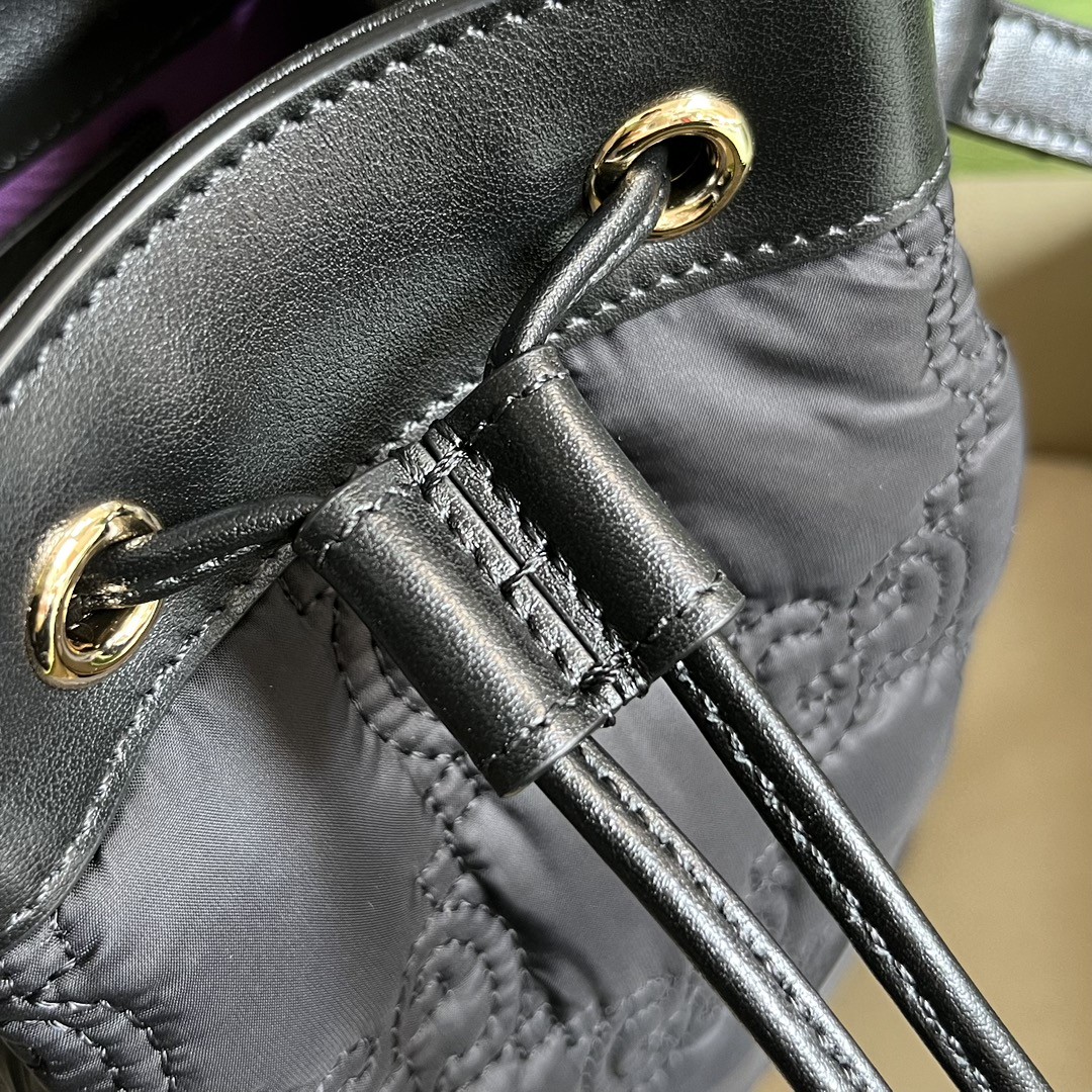 G*u*i gg matelassé bucket bag