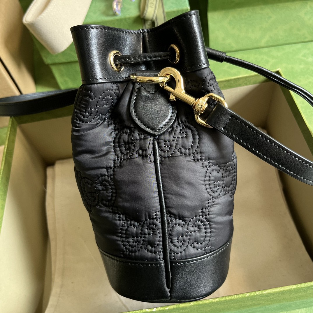 G*u*i gg matelassé bucket bag