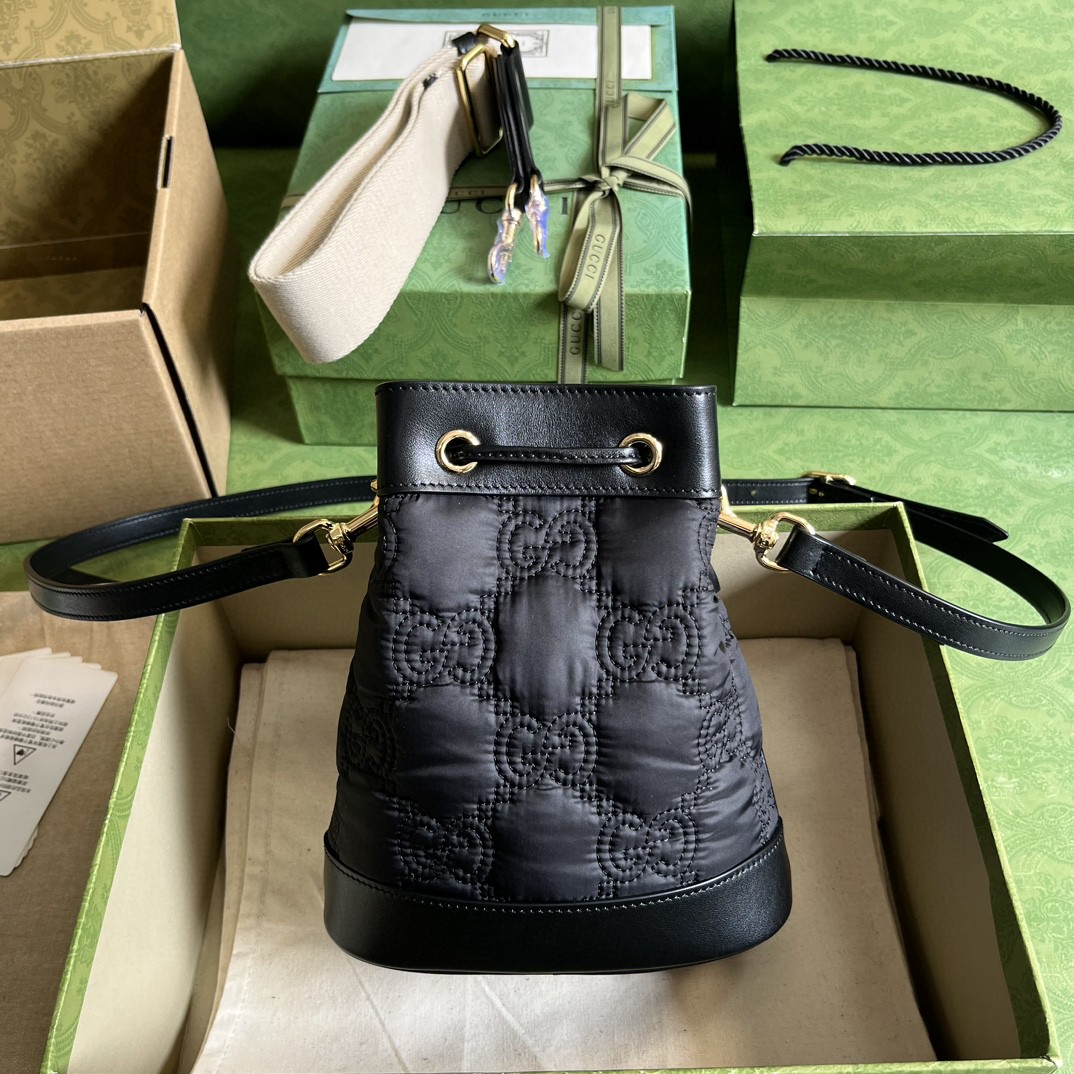 G*u*i gg matelassé bucket bag