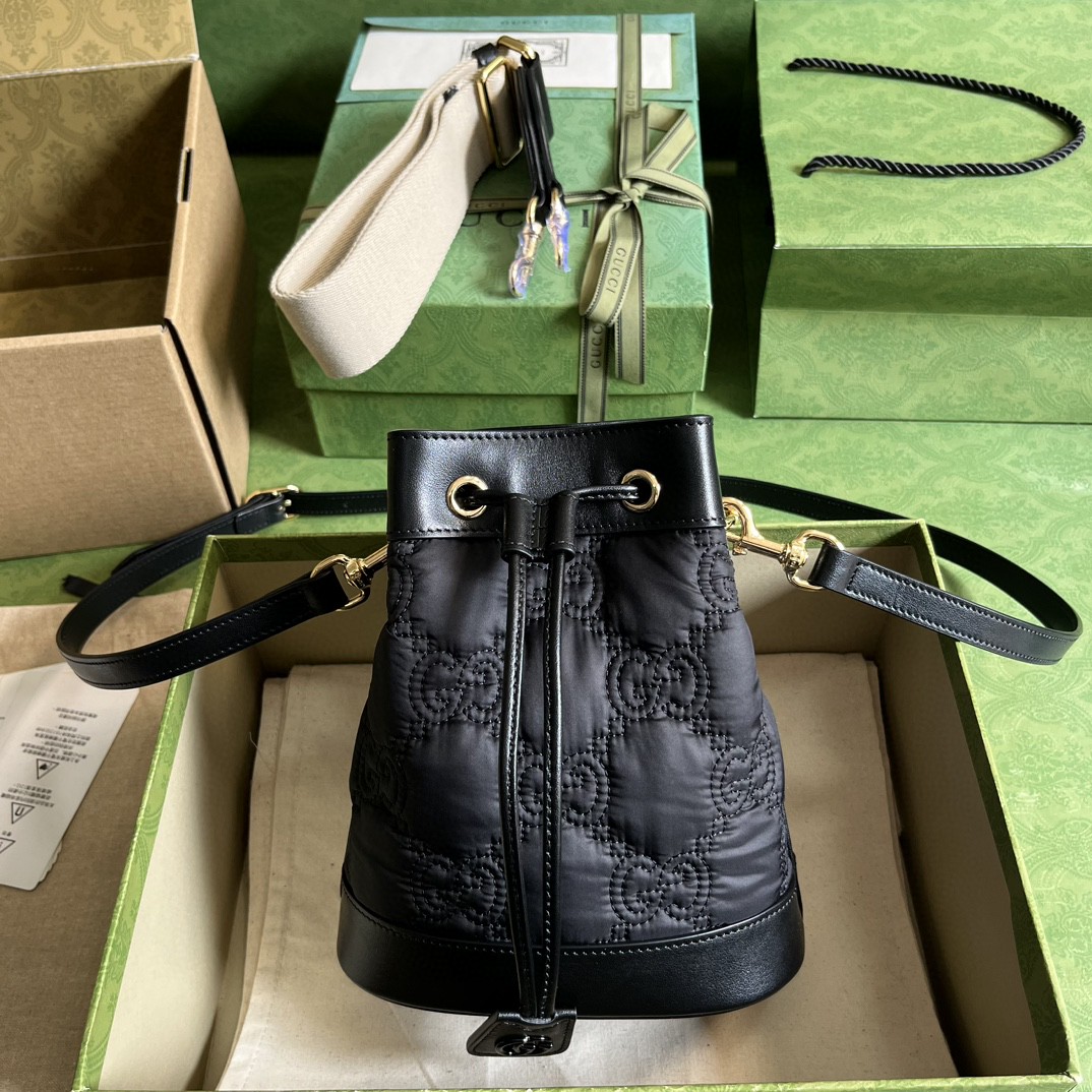 G*u*i gg matelassé bucket bag