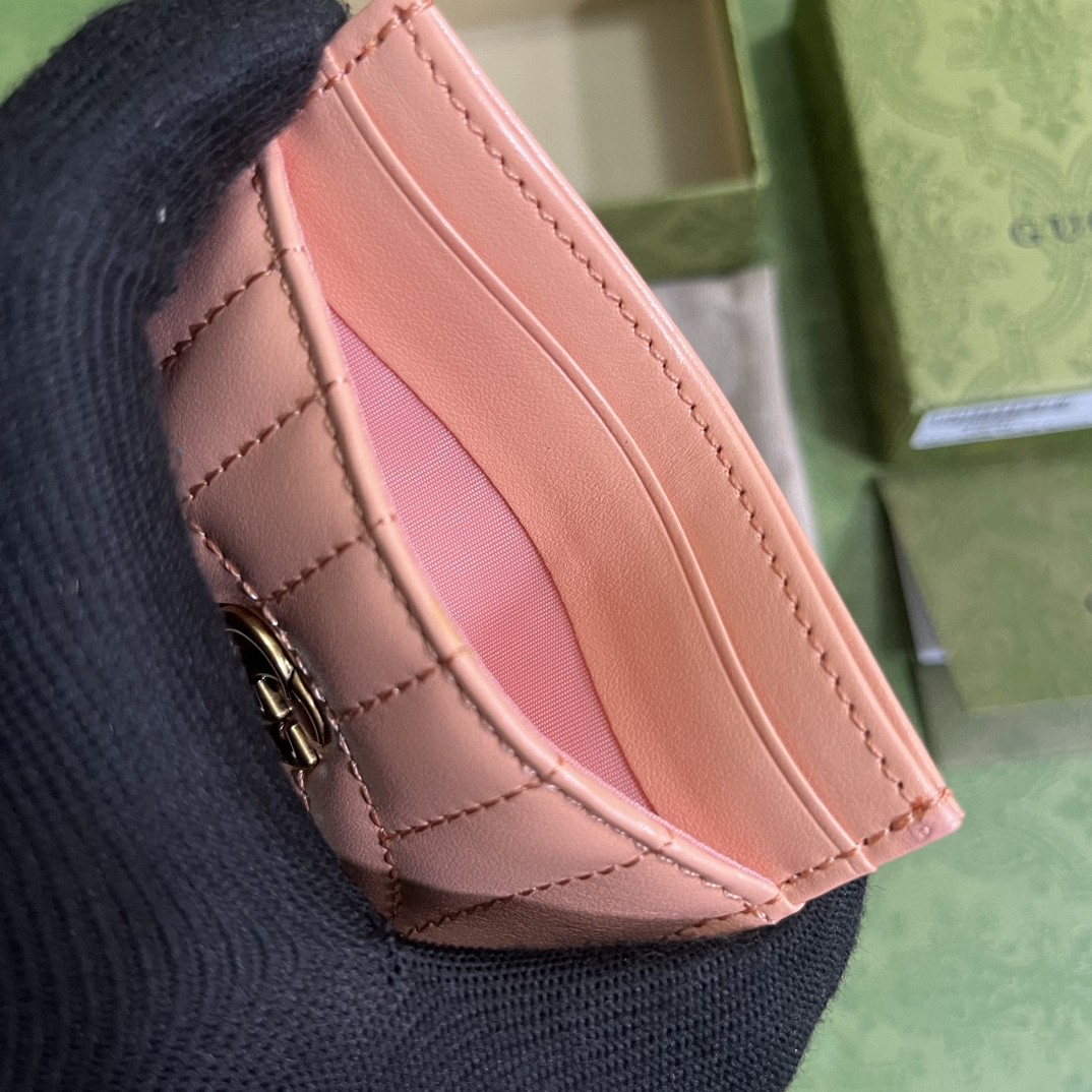 G*u*i card holder