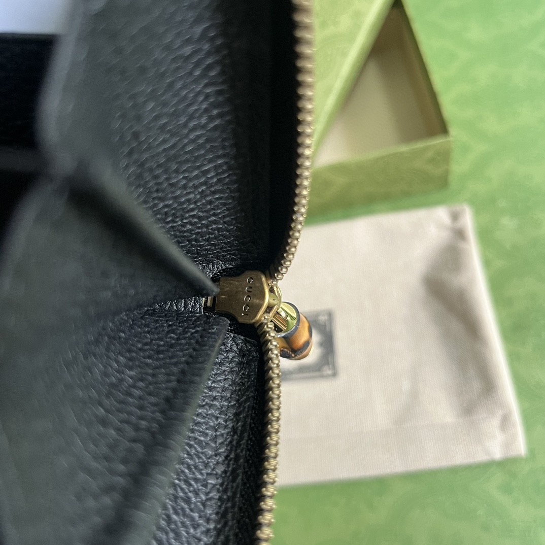 G*u*i long wallets
