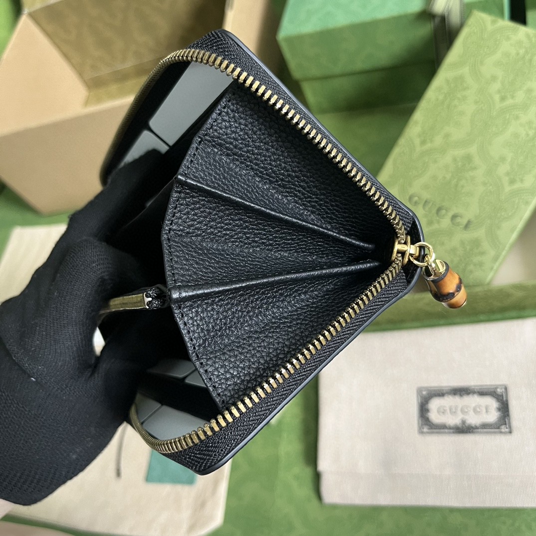 G*u*i long wallets
