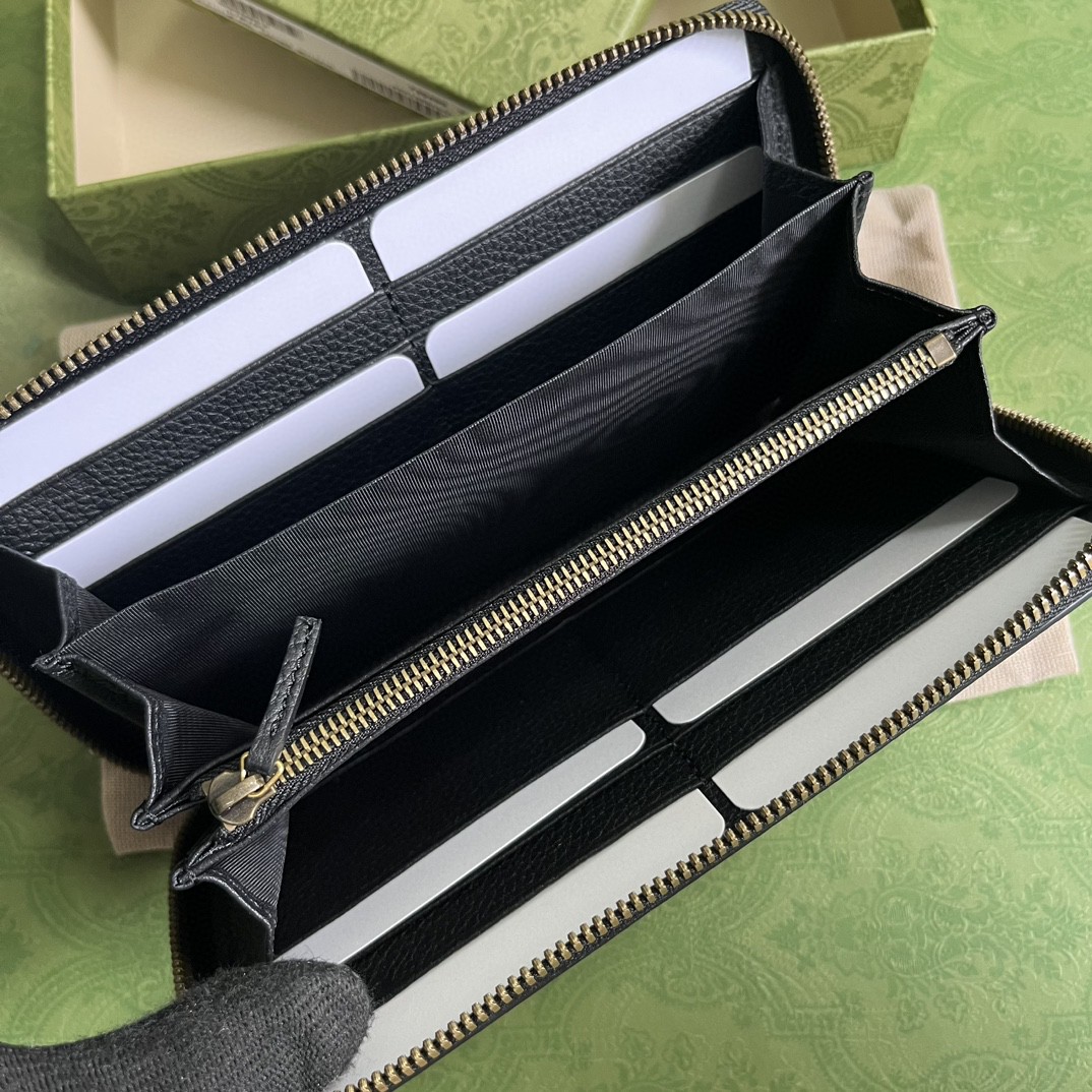 G*u*i long wallets