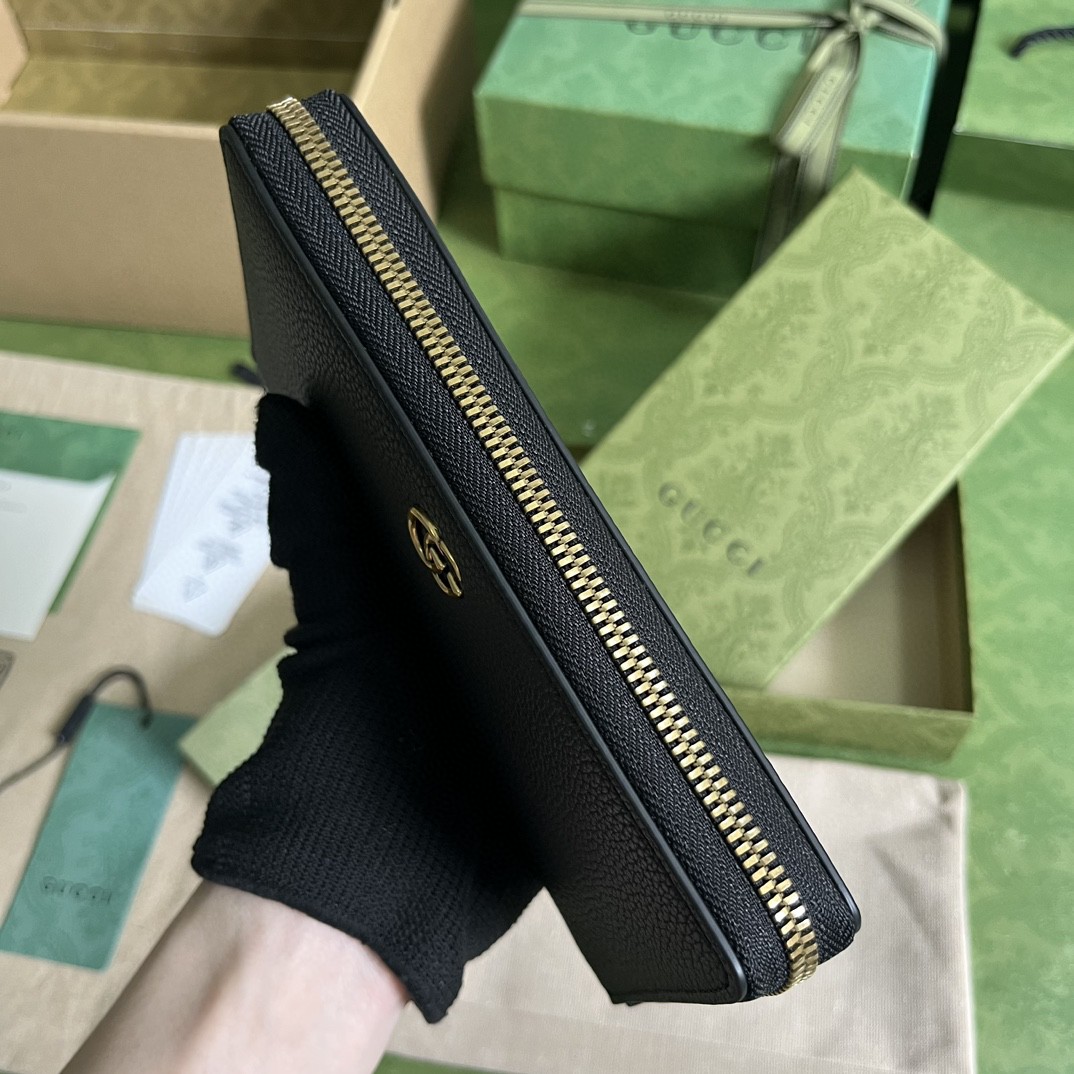 G*u*i long wallets
