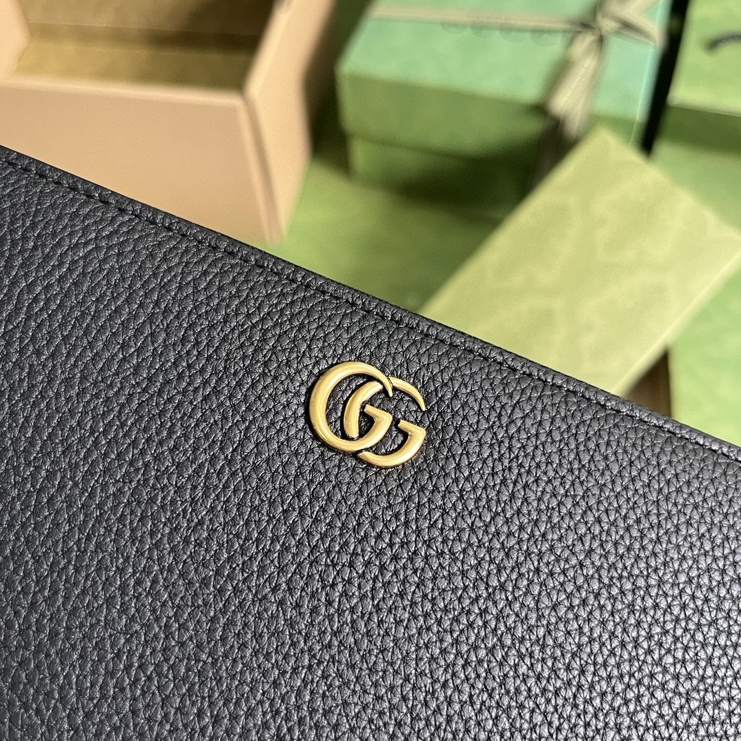 G*u*i long wallets