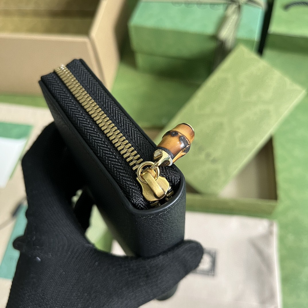 G*u*i long wallets