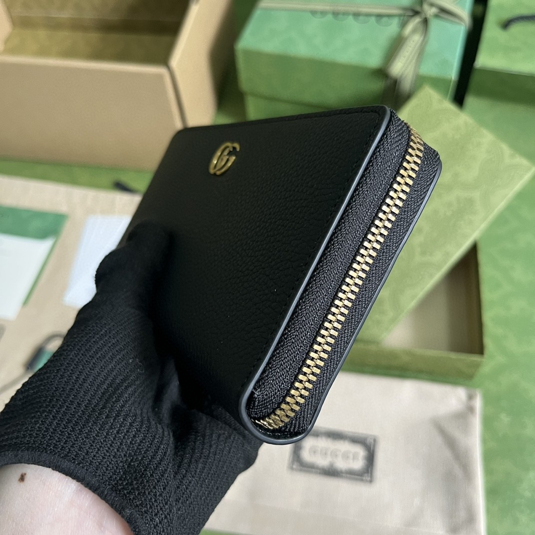 G*u*i long wallets