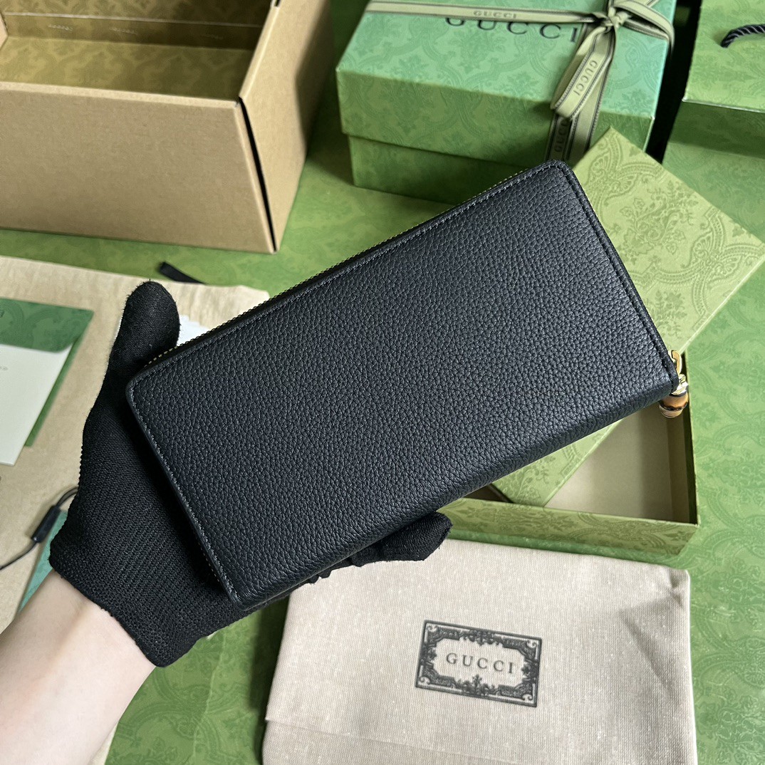 G*u*i long wallets