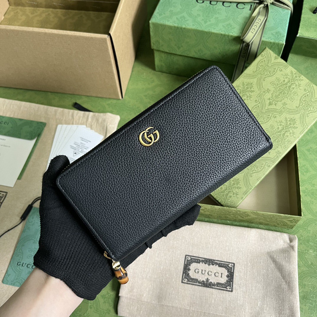 G*u*i long wallets