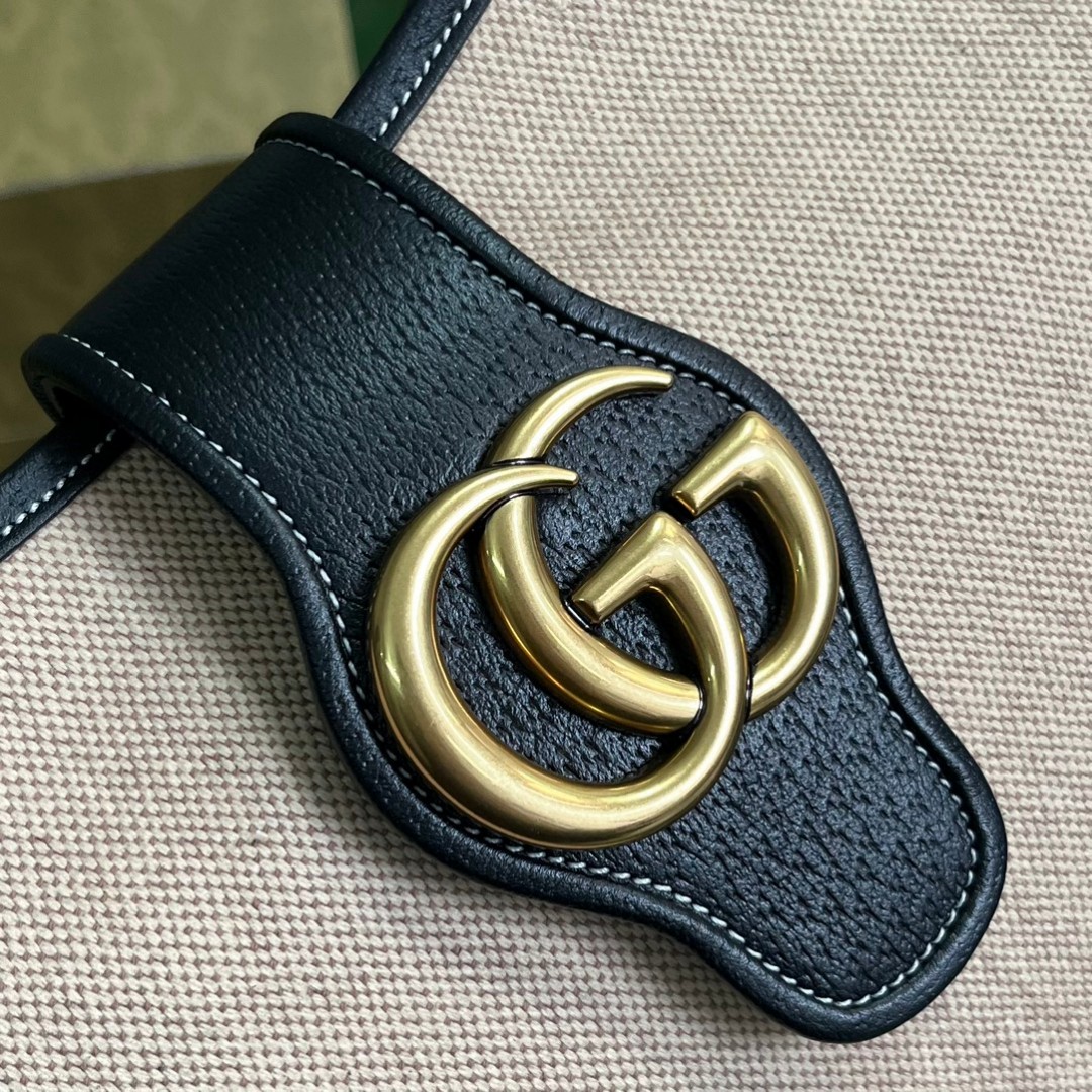G*u*i aphrodite medium shoulder bag
