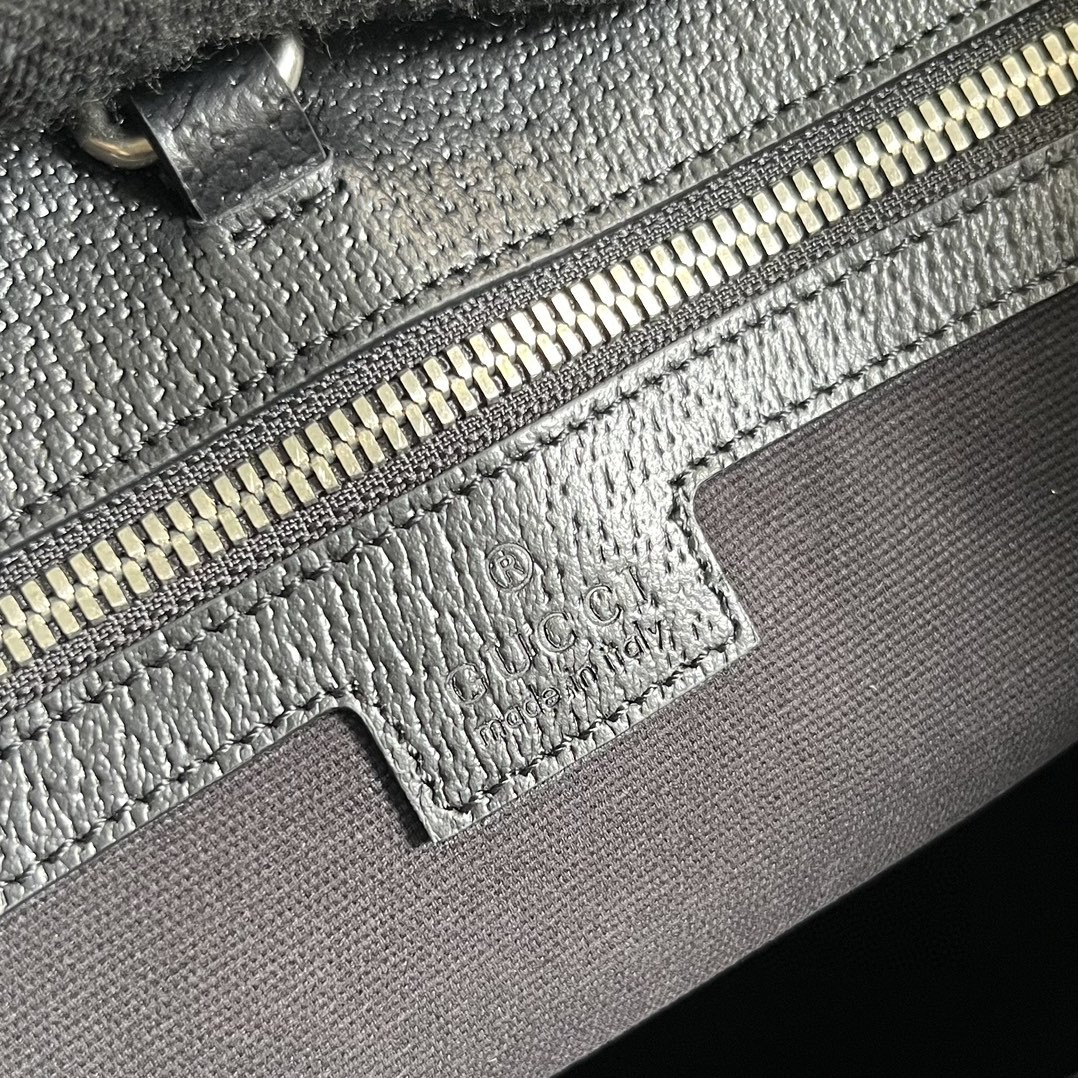 G*u*i small tote